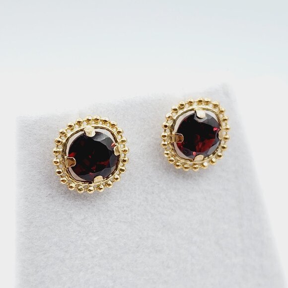 10K Yellow Gold Garnet 1.5ct (6x6m) Stud Earrings - Picture 2 of 6